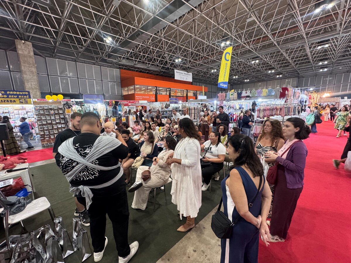 Corredores lotados de visitantes na Feira da Gestante