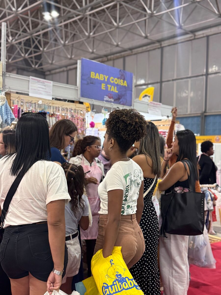 Famílias passeando com sacolas na Feira da Gestante