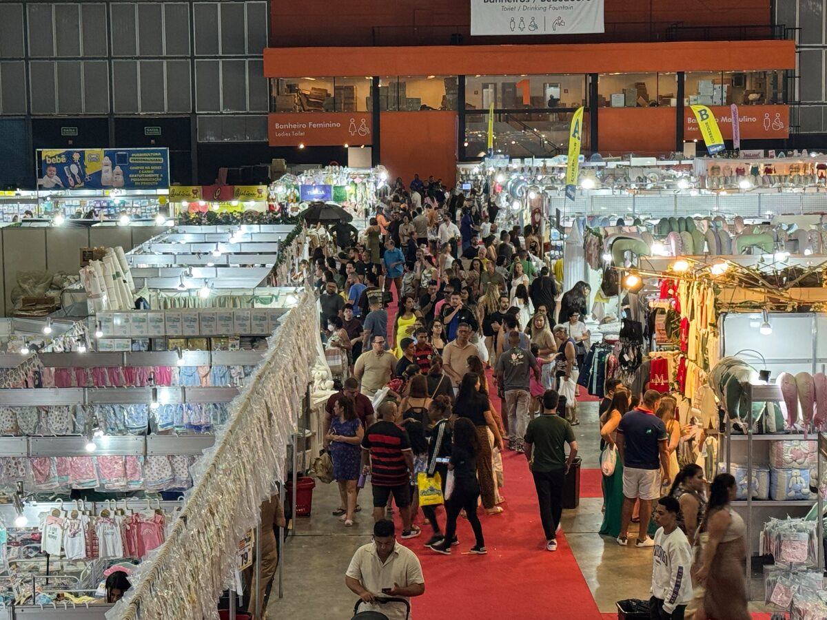 Stand com kits de enxoval coloridos expostos